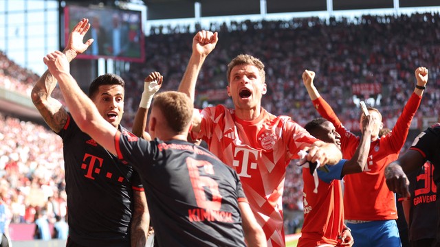 Jogadores do Bayern celebram t�tulo alem�o