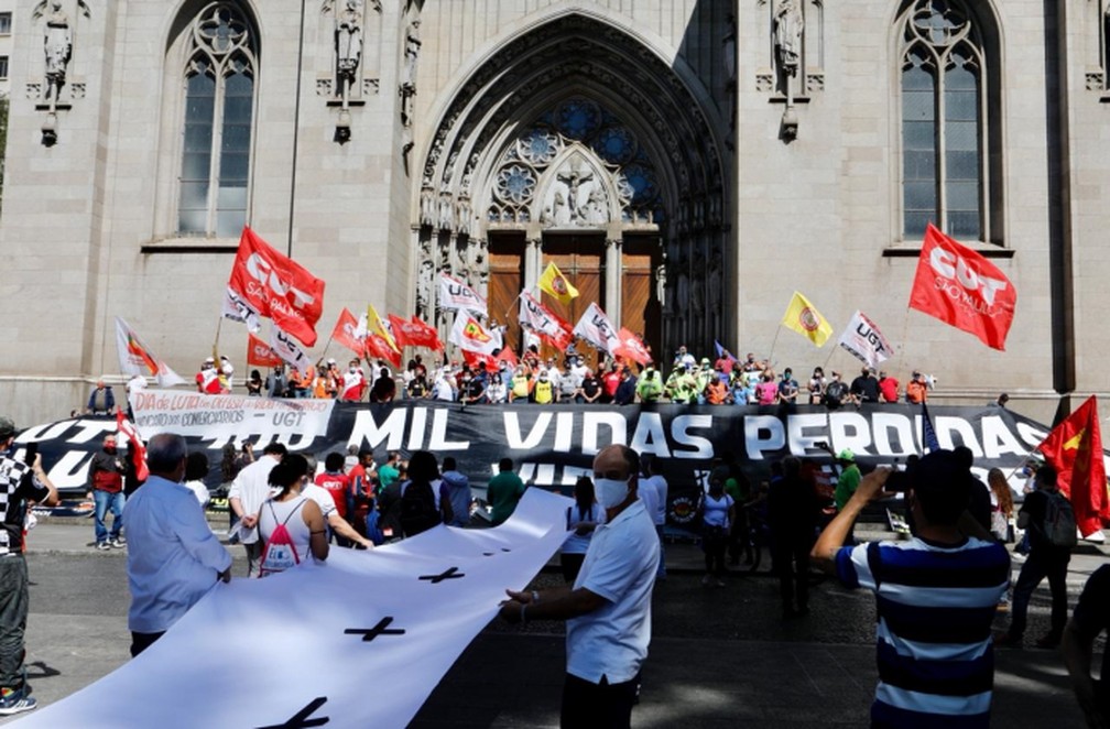 Ato da CUT na Praça da Sé, Centro de São Paulo, em memória das 100 mil vítimas da Covid-19 e contra o governo Bolsonaro. — Foto: Dino Santos/CUT-SP