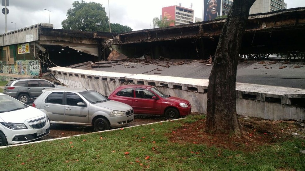 Viaduto no Eixão no centro de Brasília desaba sobre carros estacionados próximo à Galeria dos Estados — Foto: Arquivo pessoal
