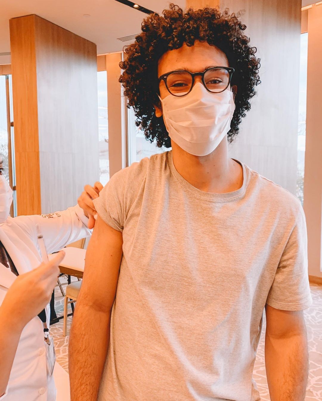 Sérgio Malheiros toma a segunda dose da vacina contra a covid-19 (Foto: Reprodução / Instagram)