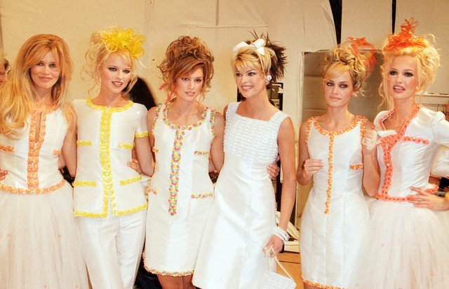 Claudia Schiffer, Eva Herzigova, Cindy Crawford, Linda Evangelista, Amber Valletta e Karen Mulder nos bastidores do desfile de primavera/verão 1996 da Chanel. (Foto: Getty Images)