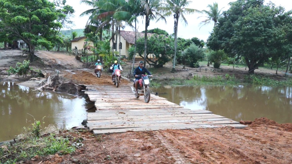 Pontes foram destruídas por chuva no sul da Bahia — Foto: Paulo Souza/g1