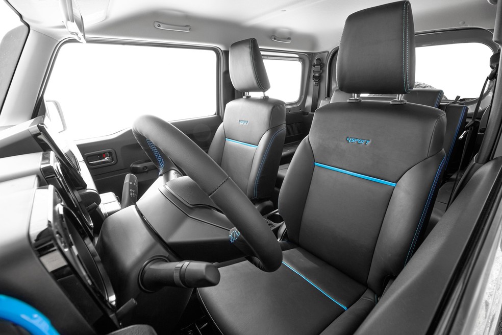 Suzuki Jimny Sierra 4Sport tem detalhes da cor azul nos bancos, volante e saídas de ventilação — Foto: Divulgação