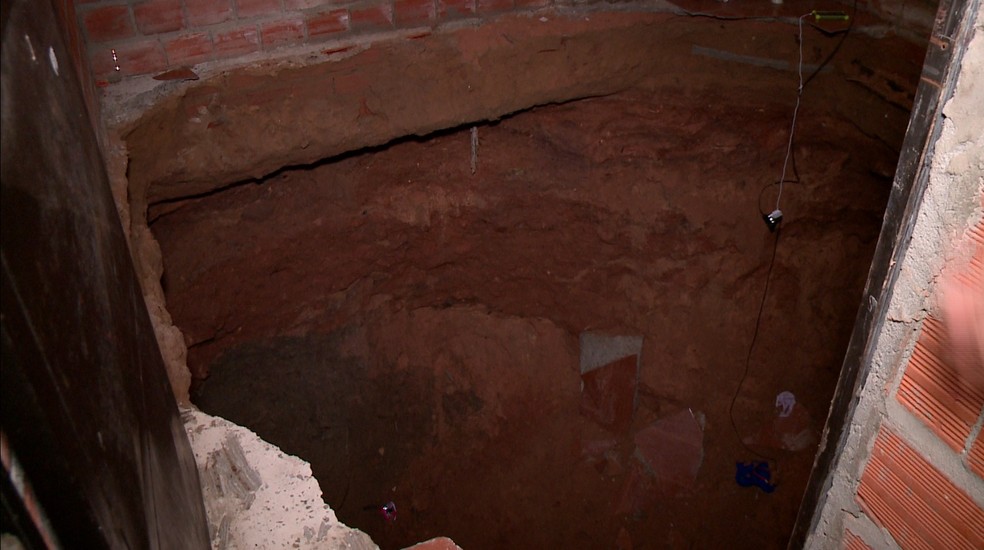Família caiu em cratera de 5 metros de profundidade — Foto: Reprodução/TV Clube