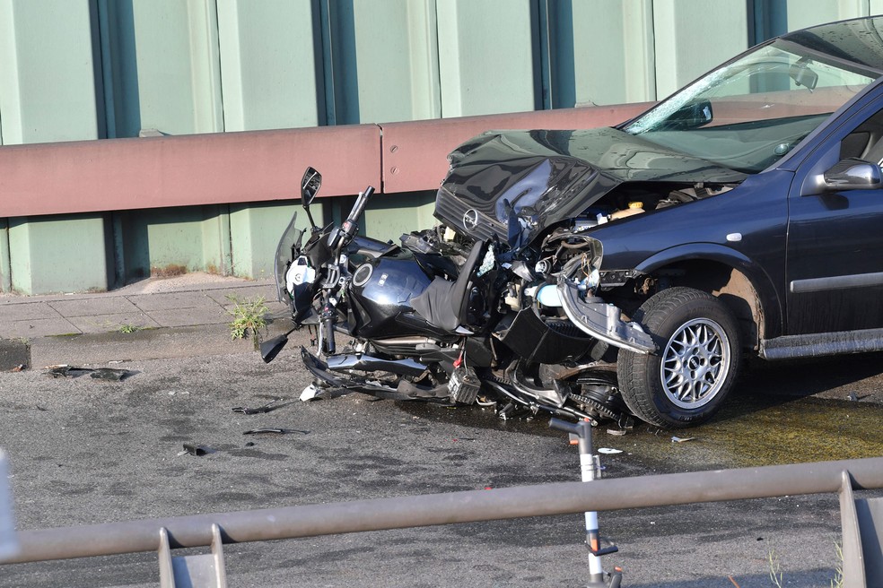 Carro e motocicleta se chocaram na rodovia A100 após série de acidentes em Berlim, Alemanha, na quarta-feira (19) — Foto: Paul Zinken / dpa via AP