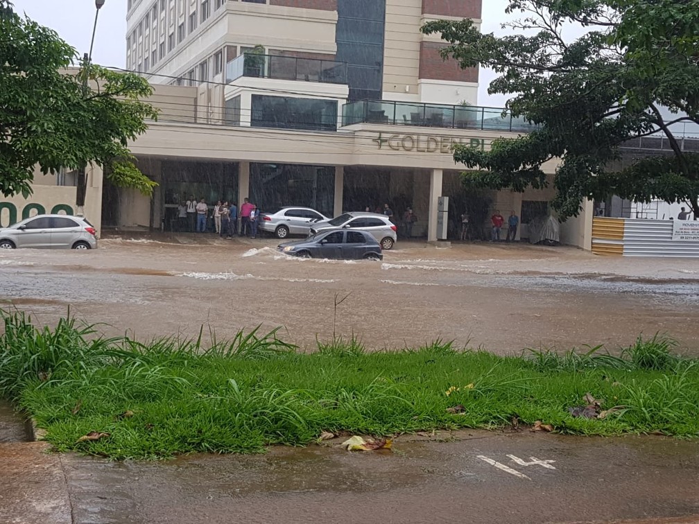 Avenida Jorge Teixeira fica alagada em Porto Velho — Foto: Twitter/Reprodução
