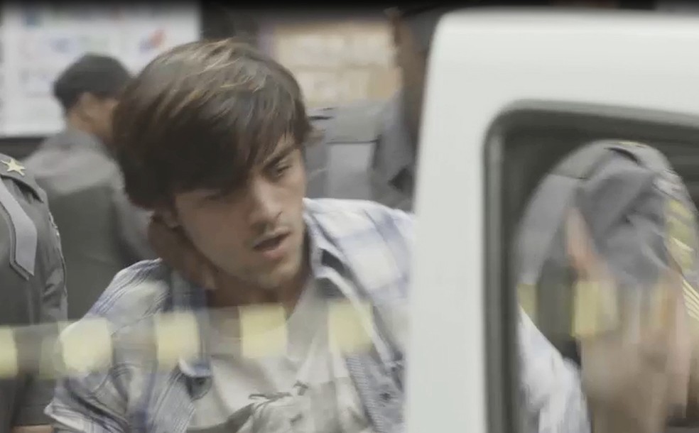 Ele se assusta ao ver a moto e o celular de Samuca — Foto: TV Globo