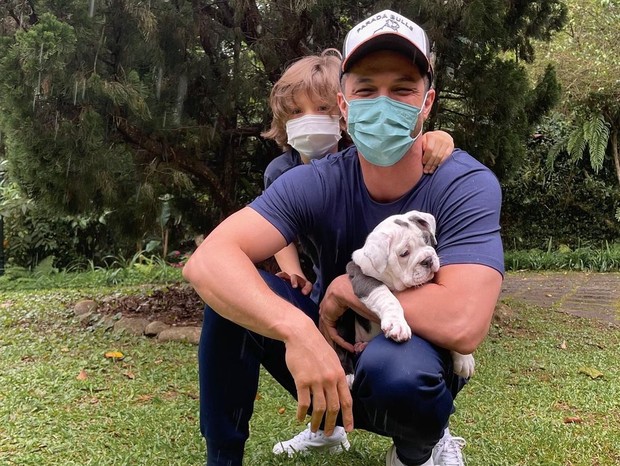 Romulo Estrela com o filho, Theo, e novo cachorrinho da família (Foto: Reprodução/Instagram)
