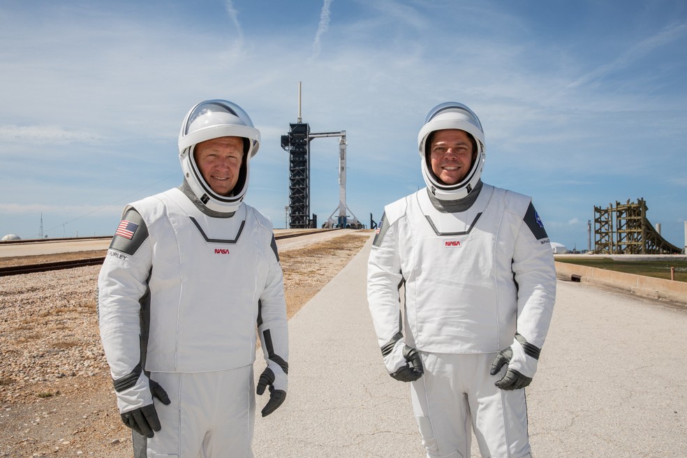 Os astronautas da NASA Douglas Hurley e Robert Behnken posam para foto durante ensaio para o lançamento no Kennedy Space Center no Cabo Canaveral, na Flórida, EUA, neste sábado (23) — Foto: Kim Shiflett/NASA/Divulgação via Reuters