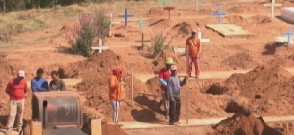 Covas foram feitas para enterro de presos em Altamira. — Foto: Reprodução/ TV Liberal