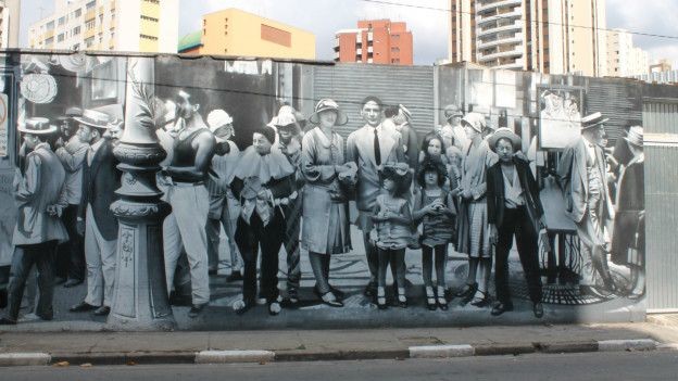 Neste grafite, Kobra optou pelo branco e preto para dar um tom nostálgico na ilustração da São Paulo do começo do século 20 (Foto: Charles Humpreys/BBC)