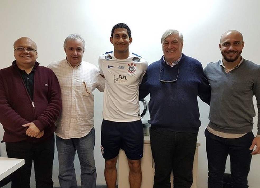 Da esquerda para a direita: o empresário de Pablo, Fernando César, Roberto de Andrade, o zagueiro, Flávio Adauto e Alessandro Nunes (Foto: Reprodução/Instagram)