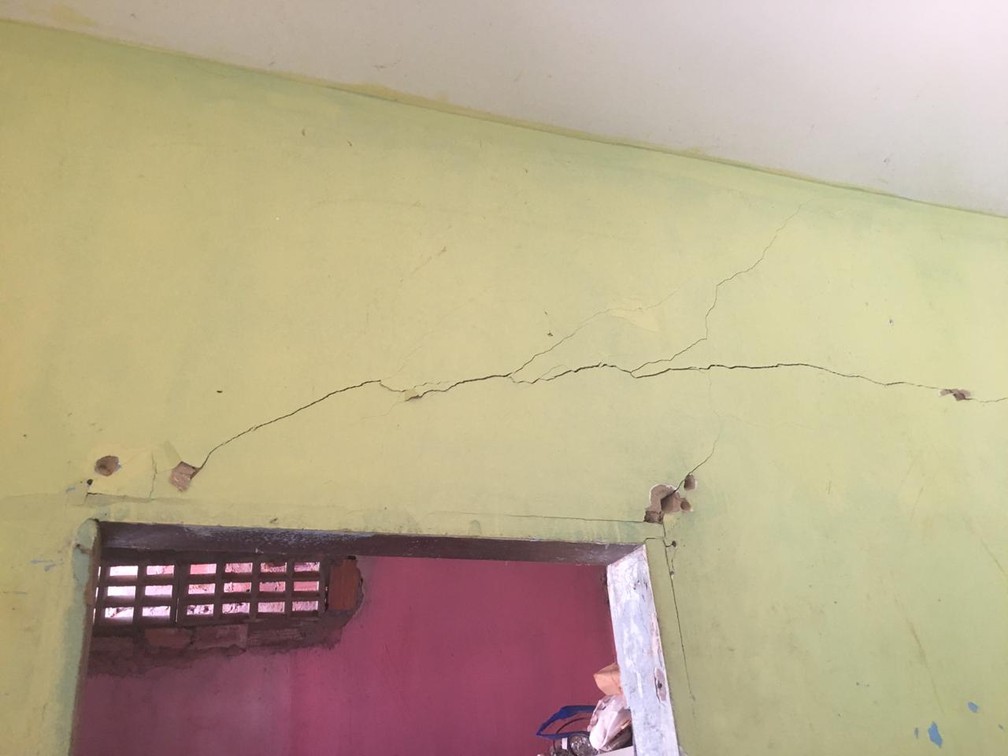 Rachadura dentro da sala de uma das casas interditadas &mdash; Foto: Jo&atilde;o Souza/G1 BA