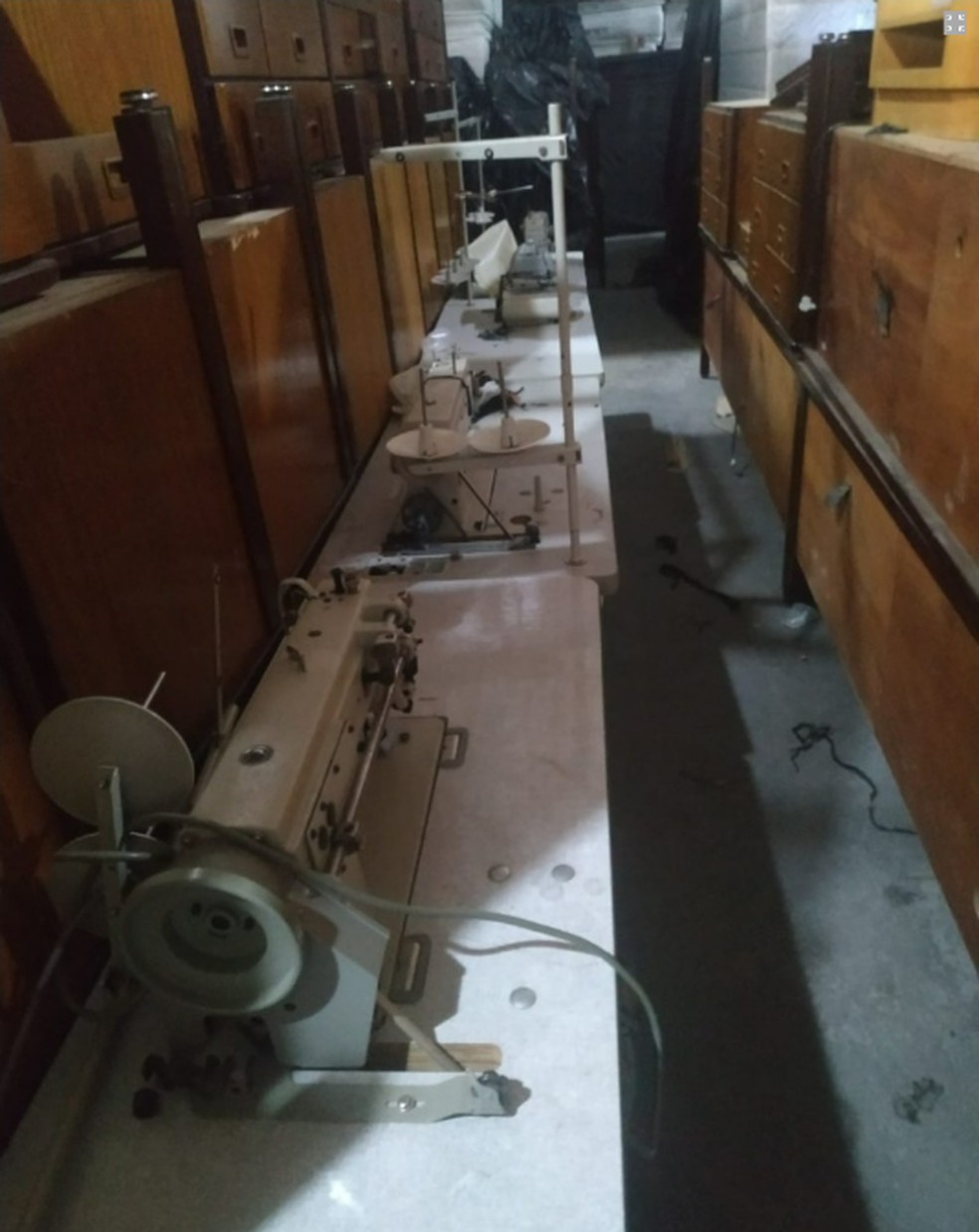 Leilão dos itens do Maksoud Plaza: cinco máquinas de costura foram arrematadas por R$ 3.740, a um preço médio de R$ 748 cada — Foto: Reprodução/FCR Leilões
