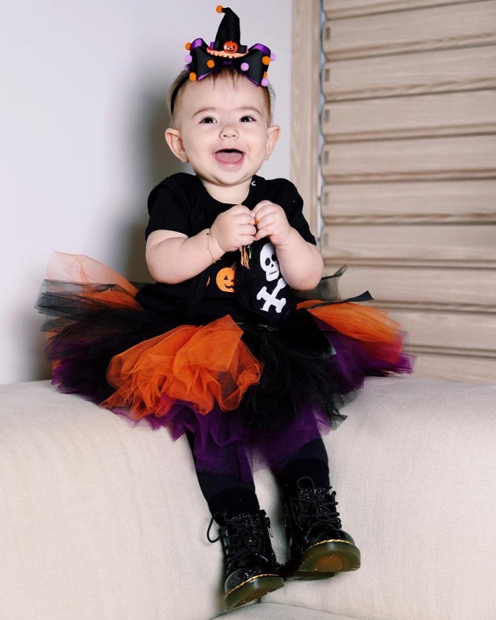 Para comemorar os 11 meses de Zoe, Sabrina Sato colocou uma roupa toda no estilo Halloween na pequena — Foto: Divulgação/Instagram/SabrinaSato