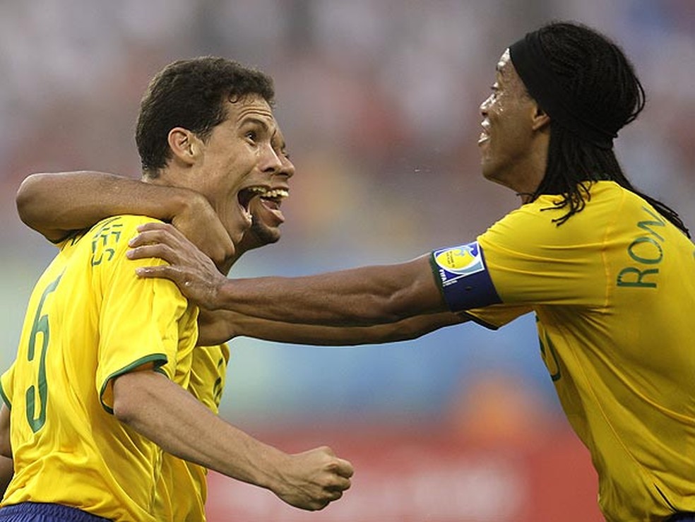 Hernanes vibra com Ronaldinho e Marcelo — Foto: Reprodução