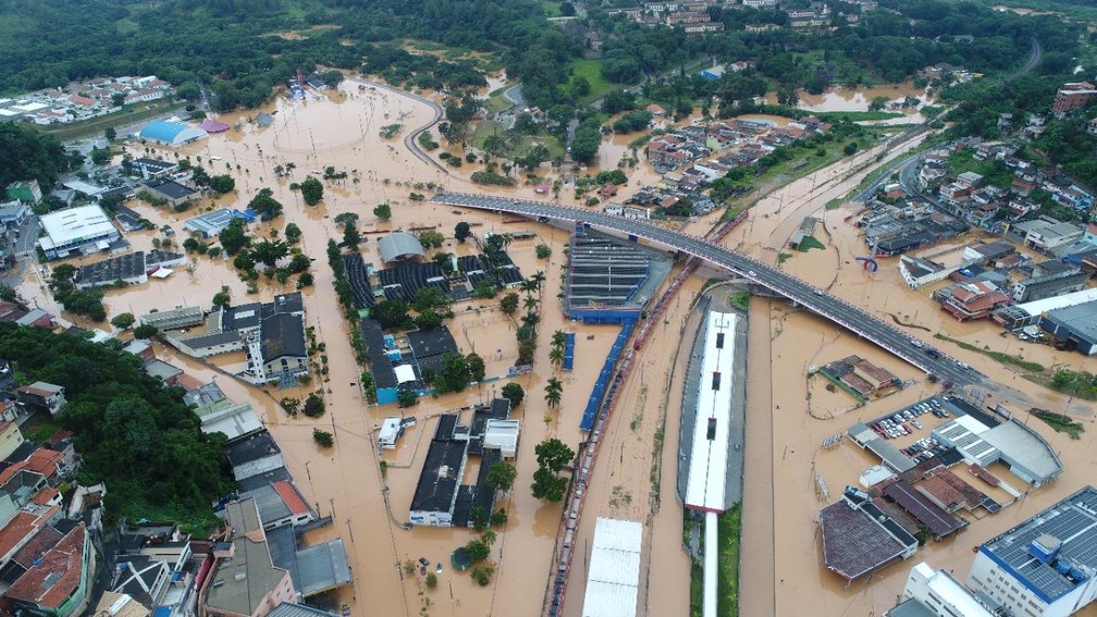Vista de Franco da Rocha, inundada após fortes chuvas, neste domingo (30) — Foto: Orlando Junior/Futura Press/Estadão Conteúdo