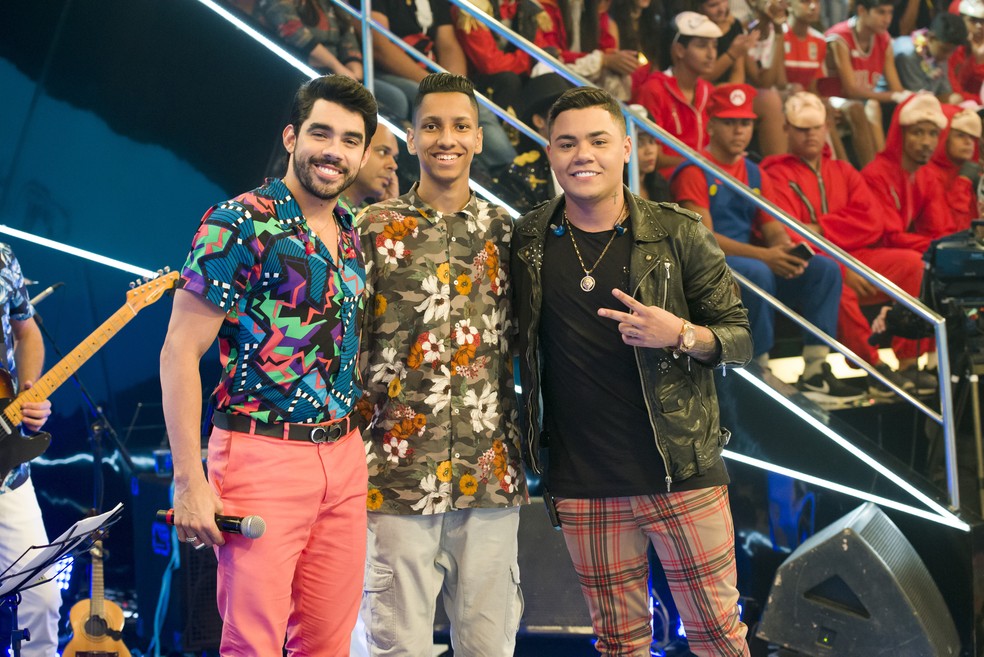 No 'Altas Horas', Gabriel Diniz se apresentou com Whadi Gama e Felipe AraÃºjo â€” Foto: Cesar Alves/Globo