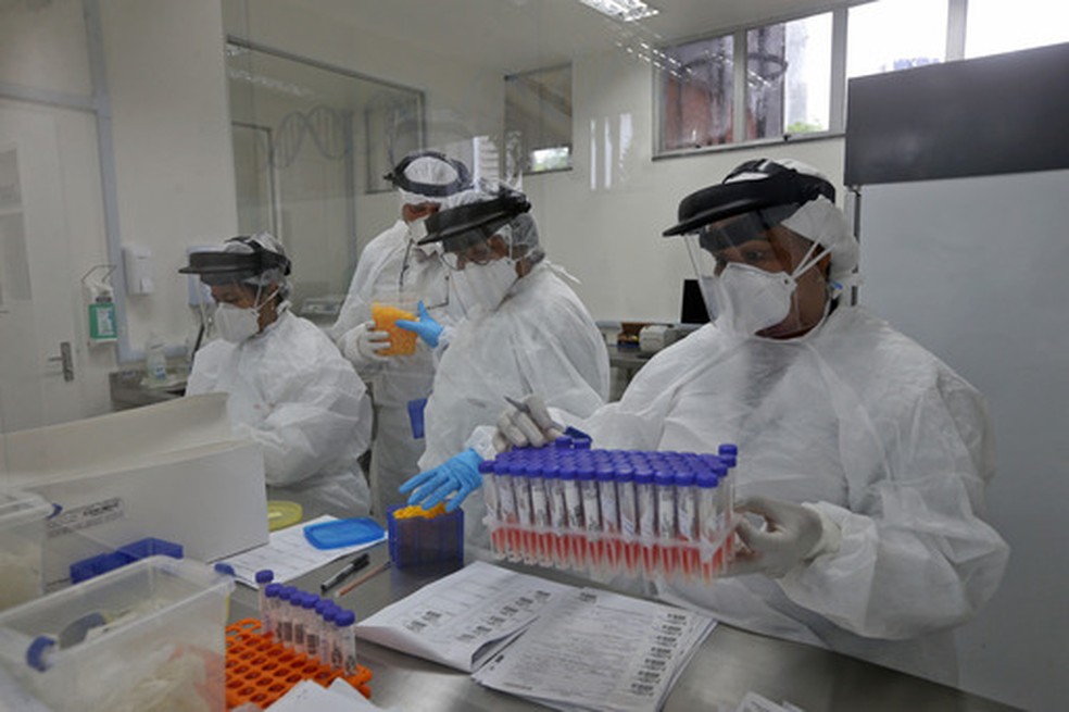 Convoca&ccedil;&atilde;o s&atilde;o para profissionais atuarem em laborat&oacute;rios de toda a Bahia &mdash; Foto: Paula Fr&oacute;es / GOVBA