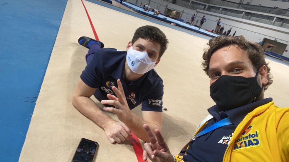 Diogo Soares e o técnico Daniel Biscalchin ficaram no ginásio de aquecimento enquanto os rivais competiam — Foto: Arquivo pessoal