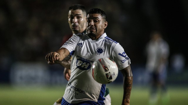 Cruzeiro domina Sampaio Corrêa e se isola na liderança da série B
