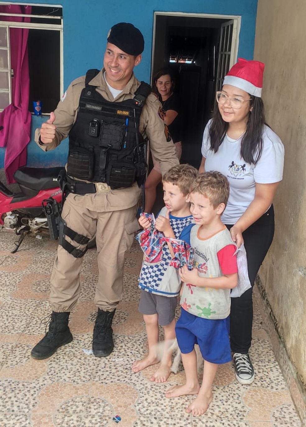 Em conjunto com a Guarda Municipal e o CRAS de Salinas, a Polícia Militar doou brinquedos na zona rural e urbana do município — Foto: Polícia Militar/ Divulgação