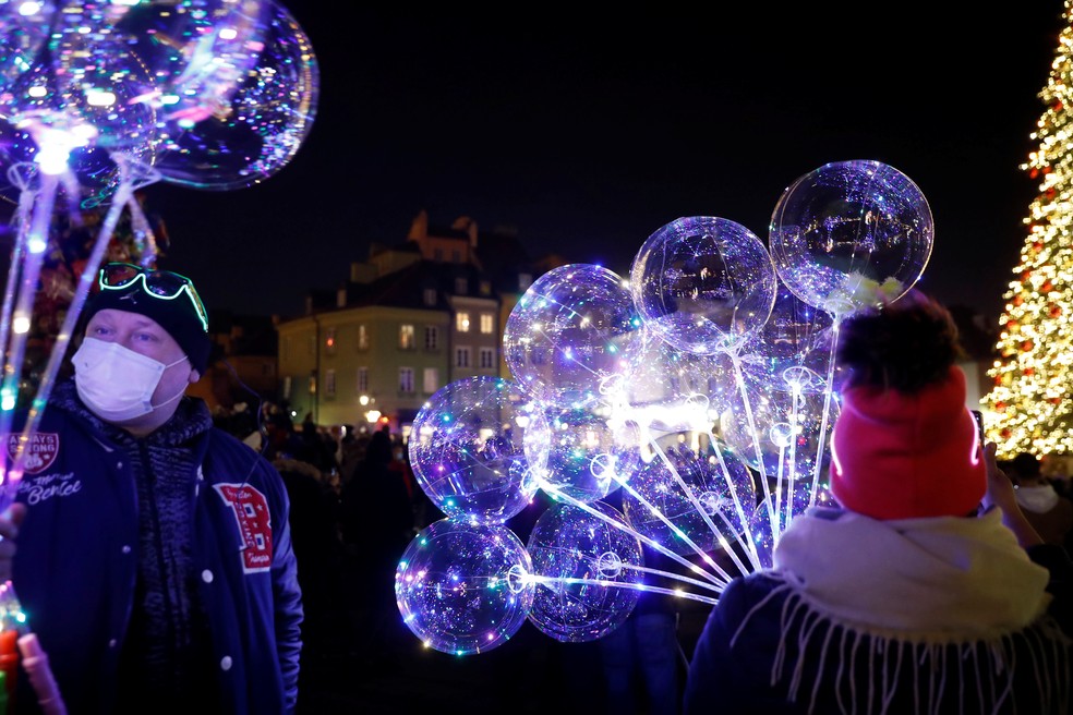 Vendedor de balões trabalha em praça de Varsóvia em foto de 5 de dezembro de 2020 — Foto: Kacper Pempel/Reuters/Arquivo