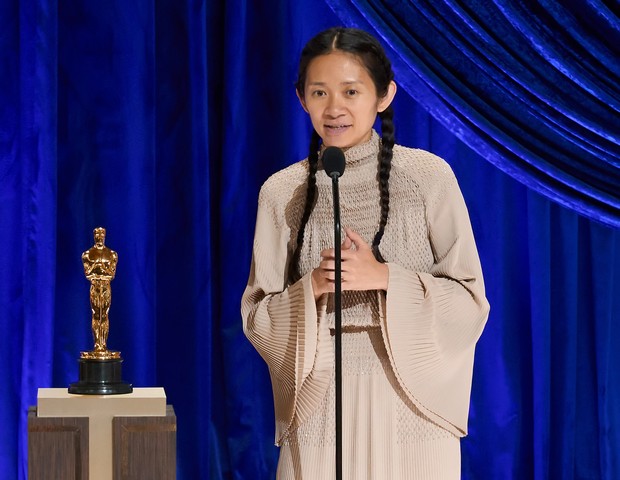 Chloé Zhao foi a segunda mulher na história do Oscar a ganhar o prêmio na categoria Melhor Direção (Foto: Getty Images)