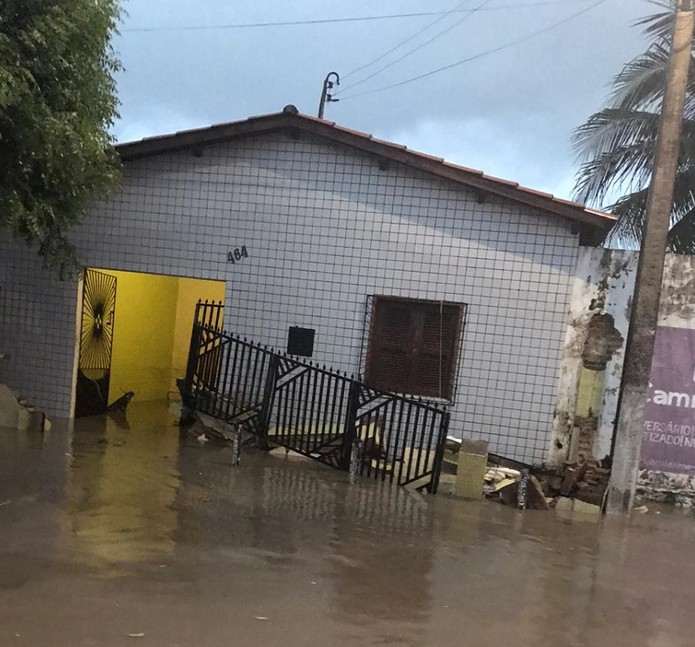 Chuva alaga ruas e invade casas em Pentecoste, interior do Ceará ...