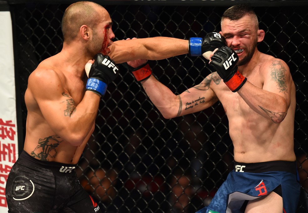 Frank Camacho golpeia Damien Brown em sua vitória por decisão dividida no UFC Sydney (Foto: Getty Images)