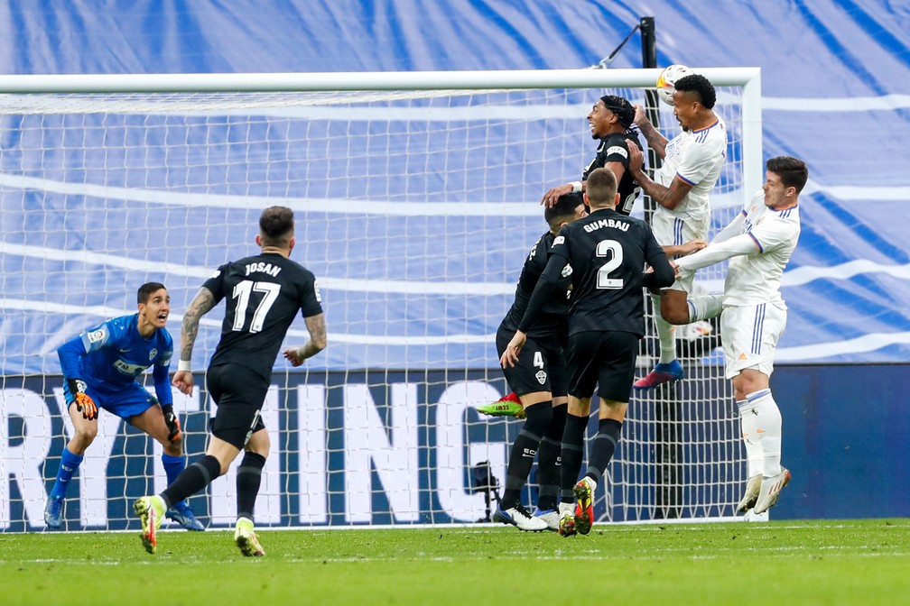Militão sobe mais que todos para fazer gol de cabeça para o Real Madrid contra o Elche: "Nosso melhor cabeceador", diz Ancelotti — Foto: Victor Carretero/Real Madrid via Getty Images