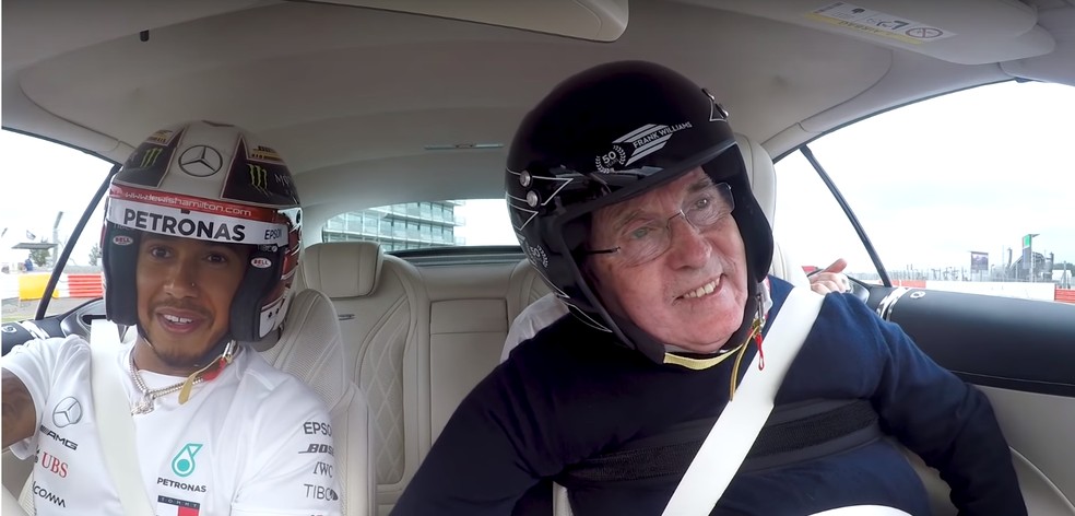 Lewis Hamilton dá carona a Frank Williams em Silverstone em 2019 — Foto: Reprodução/FOM