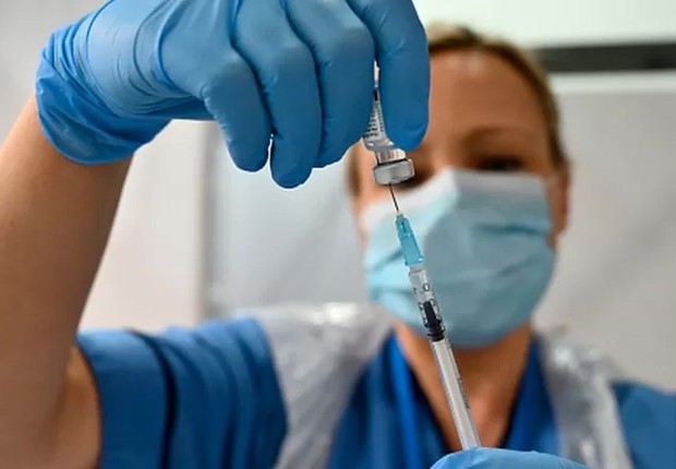 Vacinação precisa avançar pelo mundo inteiro para que deixemos de ser 'celeiros de novas variantes', avalia cientista brasileira (Foto: GETTY IMAGES via BBC Brasil)