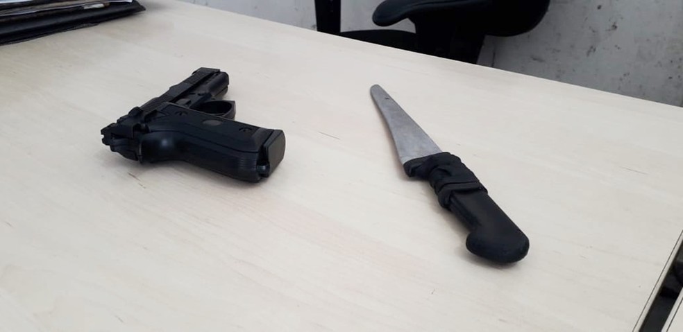 om a dupla, os policiais ainda encontraram um simulacro de revÃ³lver e uma faca.  â€” Foto: KlÃªnyo GalvÃ£o/Inter TV Cabugi