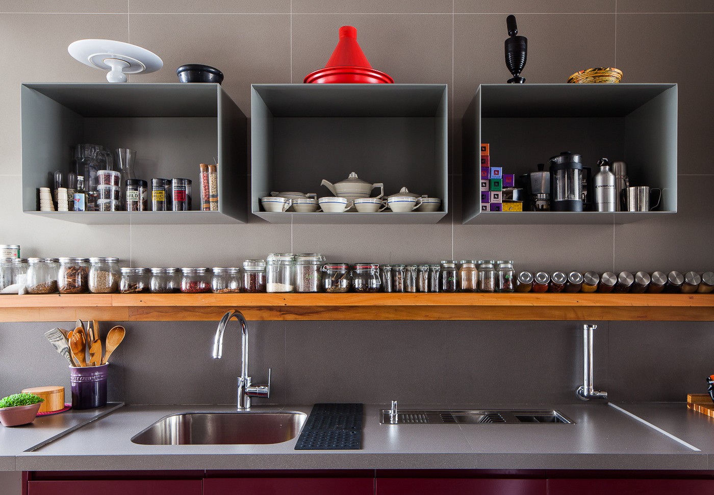 Décor do dia: cozinha roxa com armário embutido e nichos de organização (Foto: Vivi Spaco)