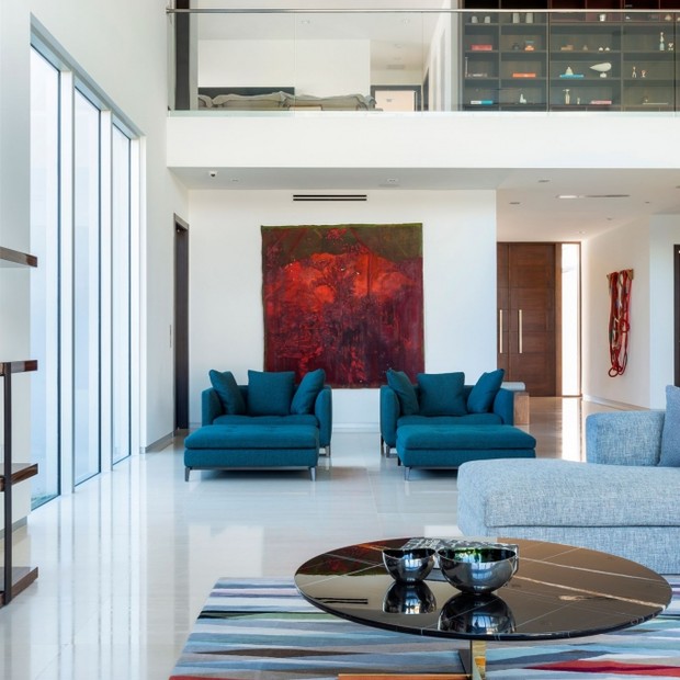 Décor do dia: sala de estar integrada à área externa com muito design nacional (Foto: Divulgação)