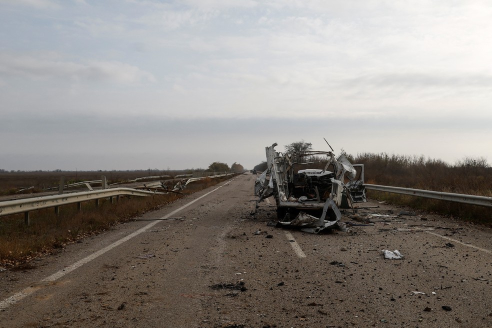 Carro destruído é visto em uma rodovia para a cidade de Kherson, em 11 de novembro de 2022 — Foto: REUTERS/Valentyn Ogirenko