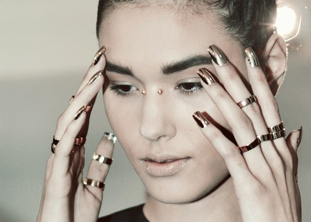As unhas postiças longas e douradas usadas pelas modelos em Tufi Duek (Foto: Gabriela Camerotti)