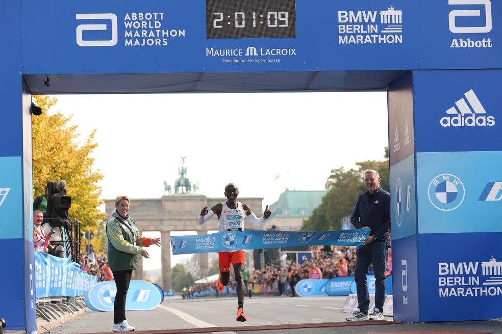 Eliud Kipchoge bate recorde mundial da maratona — Foto: Alexander Hassenstein /Getty Images