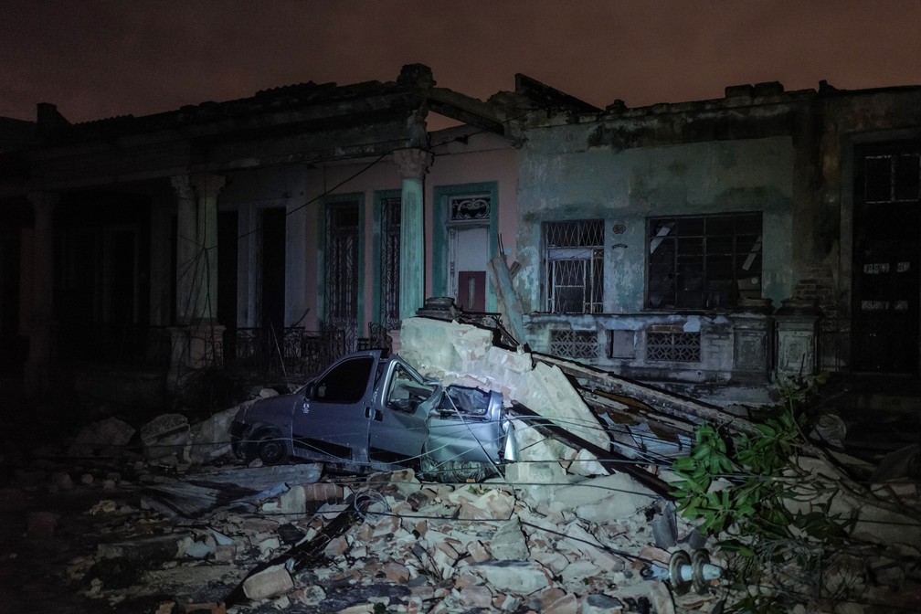 Carro fica danificado por destroÃ§os depois de tornado atingir Luyano, na regiÃ£o de Havana, nesta terÃ§a-feira (28)  â Foto: Adalberto Roque / AFP