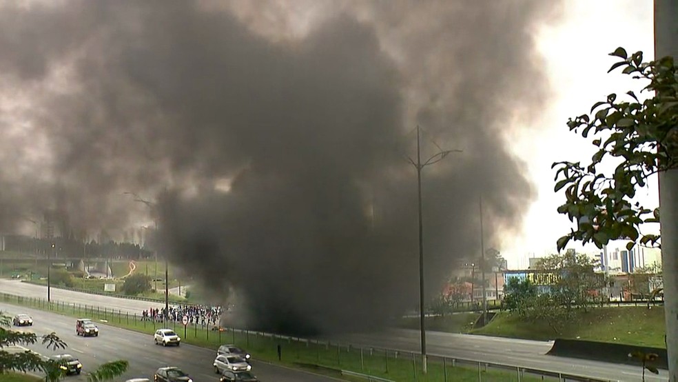 Manifestantes interditam o sentido SP da via Anchieta, no km 23, em São Bernardo do Campo. (Foto: Reprodução/TV Globo)