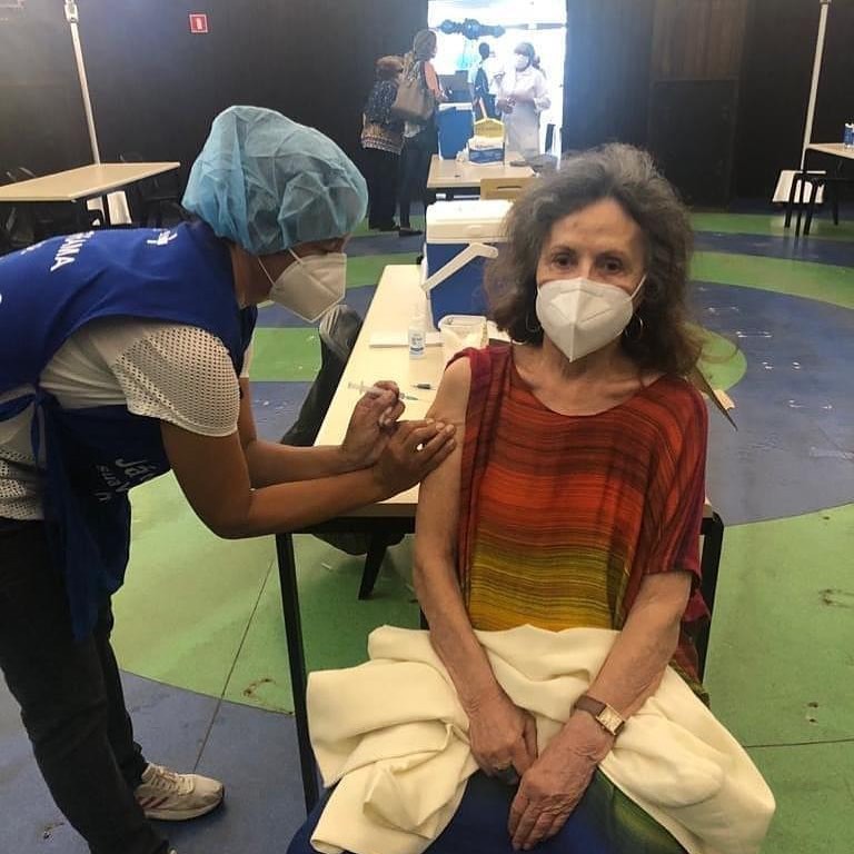 Rosamaria Murtinho é vacinada (Foto: Reprodução/Instagram)