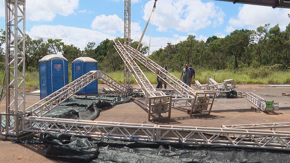 Estrutura era erguida no Setor de Clubes Esportivos Norte, sem autorização, e foi desmontada pelo DF Legal no sábado (26) — Foto: TV Globo/Reprodução