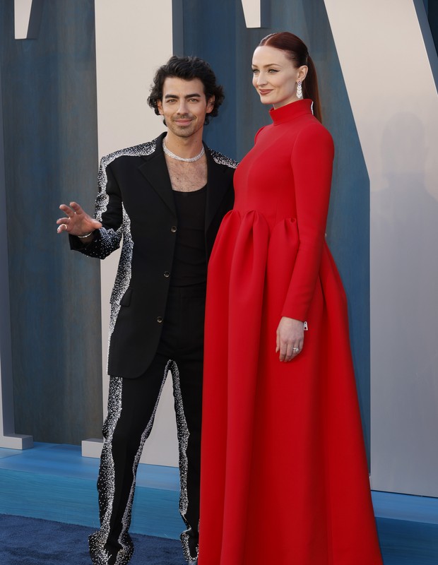 BEVERLY HILLS, CALIFORNIA - MARCH 27: (L-R) Joe Jonas and Sophie Turner attend the 2022 Vanity Fair Oscar Party hosted by Radhika Jones at Wallis Annenberg Center for the Performing Arts on March 27, 2022 in Beverly Hills, California. (Photo by Frazer Har (Foto: Getty Images)