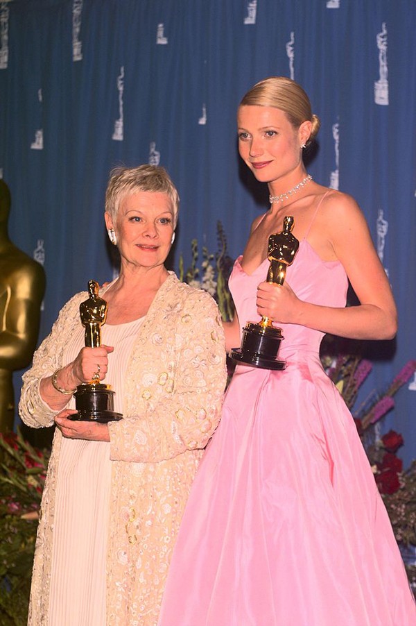 Judi Dench e Gwyneth Paltrow com os Oscar vencidos por elas por Shakespeare Apaixonado (1999) (Foto: Getty Images)