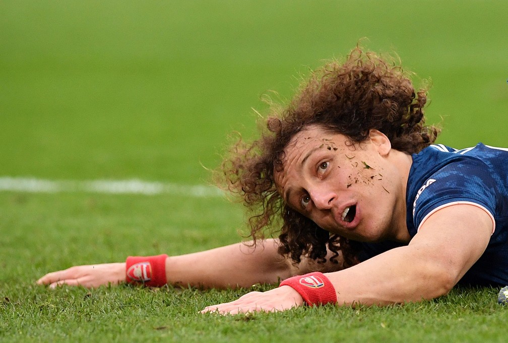 David Luiz caído no gramado durante West Ham x Arsenal, em 21 de março — Foto: REUTERS/Justin Tallis