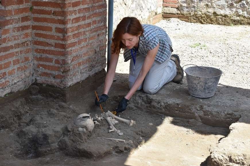 Arqueóloga estuda ossos da criança onde um dia foram os banheiros de Pompéia  (Foto: Archaeological Park of Pompeii)