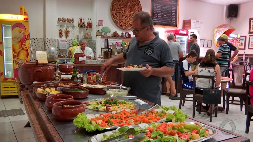 Volume de serviços de alimentação caiu em agosto, segundo o IBGE — Foto: Reprodução/ TVCA