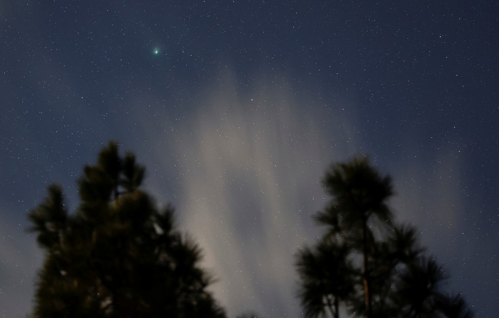 O cometa C/2022 E3 (ZTF) visto no Pico de las Nieves, na Gran Canaria, na Espanha. — Foto: REUTERS/Borja Suarez TPX IMAGES OF THE DAY