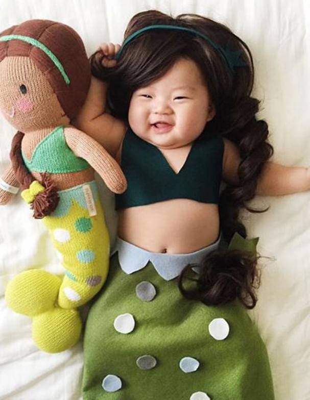 Mãe veste sua bebê com looks icônicos (Foto: Reprodução/Instagram) Mãe veste sua bebê com looks icônicos (Foto: Reprodução/Instagram)